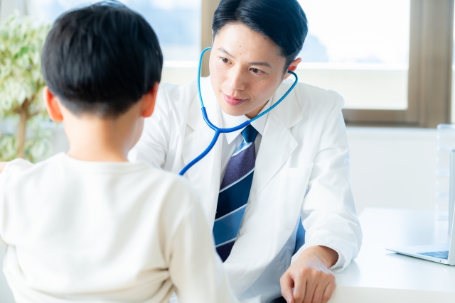 発熱外来とは？子どもが発熱したときの受診の流れと確認したいポイントを解説